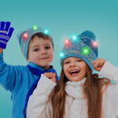 Căciulă de Crăciun - cu LED-uri colorate, ciucuri, baterie - albastră