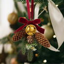 Familly Christmas Decor pentru usi de Craciun - pin artificial, cu con, clopot auriu - 16 x 15 cm