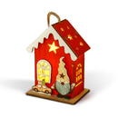 GLOBIZ Decorațiune de Crăciun cu LED – căsuță cu spiriduș – lumină alb cald – roșu – 7,5 x 5 x 10 cm