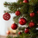 GLOBIZ Set de ornamente pentru brad – 100 de globuri + vârf stea – roșu