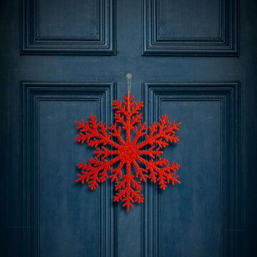 GLOBIZ Decorațiune tip fulg de gheață – glitter roșu – suspendabilă – 31 cm