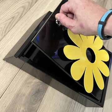 Cutie postala Vivatechnix Flower KRO-1229, otel, 400x250x100mm, Negru/Galben, 2 chei